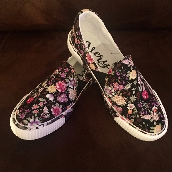 Very G Shoes Very G New Roxanne Slip On Sneaker Nwot Poshmark